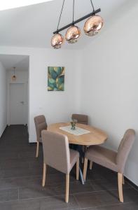 uma sala de jantar com uma mesa de madeira e cadeiras em Ferienwohnung für 4 Personen ca 55 qm in Privlaka, Dalmatien Norddalmatien em Privlaka
