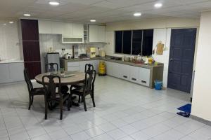 Fotografija u galeriji objekta Sabah homestay 16pax stay near Imago 15minutes strong WiFi Gathering Environment house u gradu Kota Kinabalu