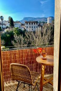 uma mesa e cadeiras sentadas numa varanda com vista em Mini appartamento "Il Nido del Picchio" em Ascoli Piceno