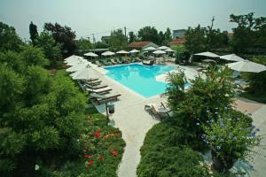 una vista aérea de una piscina con sillas y sombrillas en Villa Foscarini Cornaro, en Gorgo al Monticano