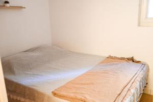 uma cama sentada num canto de um quarto em Capliouquet YourHostHelper em La Ciotat