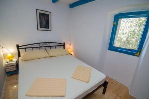 Ένα ή περισσότερα κρεβάτια σε δωμάτιο στο Ferienhaus mit Privatpool für 4 Personen ca 70 qm in Veli Lošinj, Kvarner Bucht Losinj
