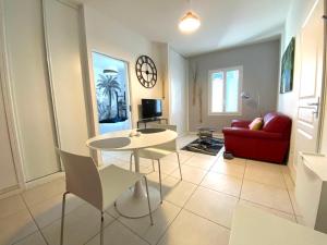 a living room with a table and a red couch at Micca in Châteauneuf-sur-Charente