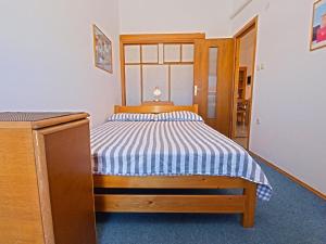 um quarto com uma cama com um edredão azul e branco em Ferienwohnung für 4 Personen ca 45 qm in Fažana, Istrien Istrische Riviera - b55457 em Fažana