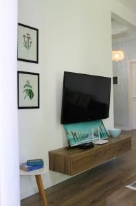 a living room with a tv and a fish tank on a table at Vala Mar Apartament in Draç