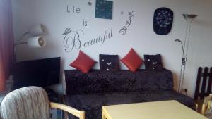 ein Wohnzimmer mit einem Sofa mit Kissen an der Wand in der Unterkunft Ferienwohnung für 5 Personen ca 52 m in Sankt Englmar, Bayern Bayerischer Wald in Sankt Englmar + 13 Fotos