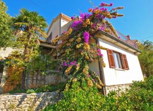 een huis met bloemen erop bij Ferienwohnung für 3 Personen ca 35 qm in Rabac, Istrien Bucht von Rabac in Rabac
