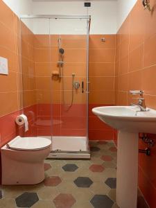 y baño con ducha, aseo y lavamanos. en B&B Albergo Centrale Gioiosa Ionica, en Gioiosa Ionica