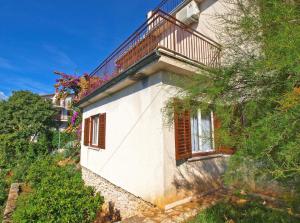 een gebouw met een balkon erboven bij Ferienwohnung für 3 Personen ca 35 qm in Rabac, Istrien Bucht von Rabac in Rabac