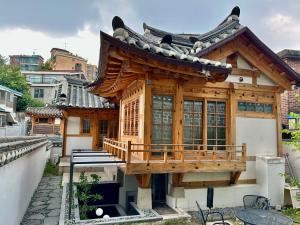 una casa in legno con una terrazza sopra di Luxury hanok with private bathtub - SN01 a Seul