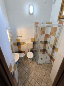 アヴォラにあるU' Iazzuのバスルーム(トイレ2つ、シャワー付)