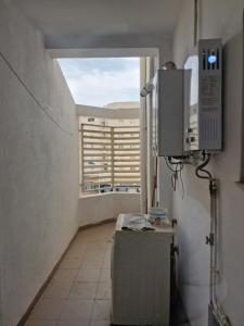 una stanza vuota con finestra e stufa di Tom II Expresse Médical a Tunisi