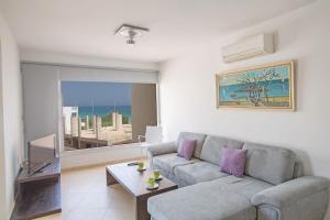 sala de estar con sofá y mesa en Ferienwohnung für 7 Personen ca 90 qm in Protaras, Südküste von Zypern en Protaras