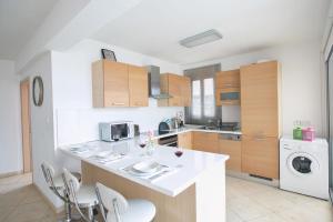 Kuchyňa alebo kuchynka v ubytovaní Ferienwohnung für 7 Personen ca 90 qm in Protaras, Südküste von Zypern