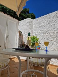 een tafel met een fles wijn en twee glazen bij Torremolinos:Appartement avec piscine et terrasse in Torremolinos