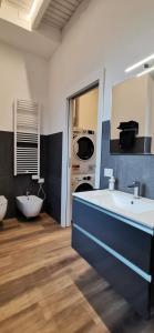 uma casa de banho com 2 lavatórios e uma grande banheira em Orelli House em Lissone