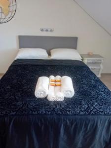 เตียงในห้องที่ La Colmena Bed & Breakfast