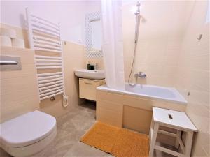 Et badeværelse på Apartment Zenta with free private parking