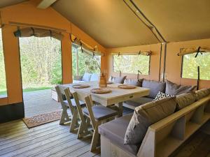 Posezení v ubytování Safaritent met privé sanitair in hoofdgebouw