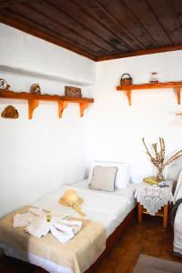 1 dormitorio con 1 cama con toallas en Kastro's View en Kalívia