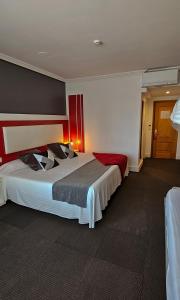 1 dormitorio con 1 cama grande en una habitación en Hotel Spa El Muelle de Suances, en Suances