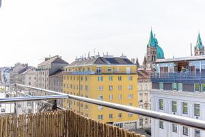 een balkon met uitzicht op de stad bij 9 min to Center - Luxury Airconditioned w/ Balcony in Wenen