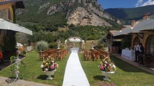 Une allée de mariage avec des chaises et un autel avec une montagne dans l'établissement Ferienwohnung für 4 Personen ca 55 qm in Giungano, Kampanien Cilento, à Giungano