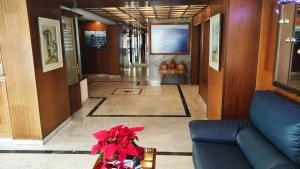 un pasillo con sofá y un jarrón de flores en Apartment in Marbella First Line Beach Apto 4-3, en Marbella