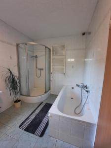 a large bathroom with a tub and a shower at Ferienwohnung Familie Schreiter in Neudorf