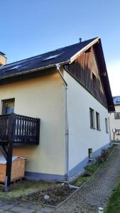 a building with a balcony on the side of it at Ferienwohnung Familie Schreiter in Neudorf