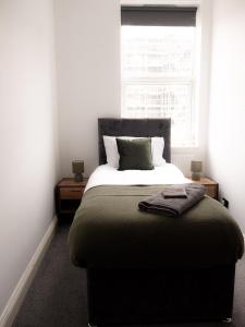 1 dormitorio con 1 cama grande y ventana en Apartment in Brighton en Brighton & Hove