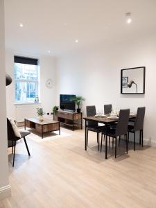 sala de estar con mesa, sillas y sofá en Apartment in Brighton en Brighton & Hove