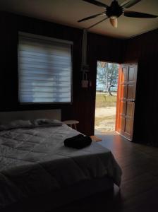 Schlafzimmer mit einem Bett und einem Deckenventilator in der Unterkunft Chalet Bonjour in Bachok
