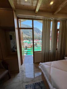um quarto com uma cama e vista para uma piscina em The Exotic Retreat em Manali