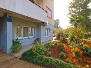 a house with flowers in front of it at Ferienwohnung für 4 Personen ca 51 qm in Fažana, Istrien Istrische Riviera in Fažana