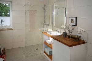 un bagno con lavandino e doccia di Ferienwohnung Maisonette Abendrot am Plauer See a Plau am See Altre 34 foto