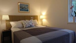 A bed or beds in a room at Ferienwohnung für 5 Personen ca 60 qm in Borlänge, Mittelschweden See Runn