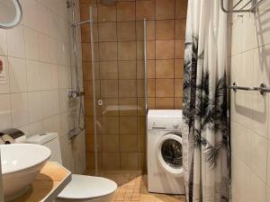 Ванна кімната в Ferienwohnung für 5 Personen ca 60 qm in Borlänge, Mittelschweden See Runn