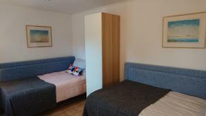 um quarto com duas camas num quarto em Ferienwohnung für 5 Personen ca 60 qm in Borlänge, Mittelschweden See Runn em Borlänge