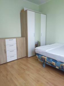 um quarto com uma cama e uma cómoda em Hetedik Apartman em Pécs