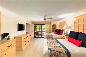 Gallery image of Astounding Studio Sleeps 4 with Unique Pool in Cabo in Cabo San Lucas +37 photos