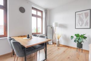 a dining room with a table and chairs at PRIME - 2 Zimmer Wohnung direkt am Fluss in Leipzig