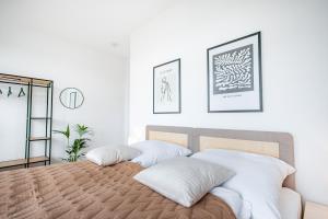 Tempat tidur dalam kamar di PRIME - 2 Zimmer Wohnung direkt am Fluss