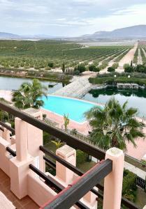 vistas a la piscina desde el balcón de un complejo en Thistle 2.0b, en Murcia