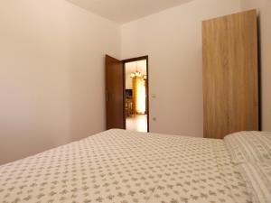 - une chambre avec un lit et une porte menant à un couloir dans l'établissement Ferienwohnung für 4 Personen ca 45 qm in Premantura, Istrien Istrische Riviera, à Premantura