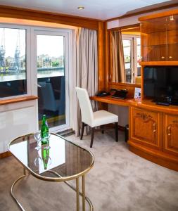 TV tai viihdekeskus majoituspaikassa Sunborn London Yacht Hotel