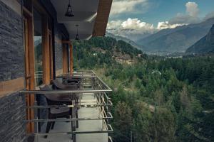 balcón con vistas a las montañas en The Forest Pinnacle Hostel and Café, Old Manali, en Bashist