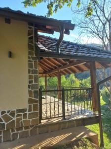Okletačko Polje的住宿－Drinski Zen，木凉亭,带石墙