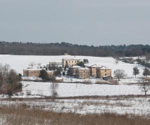 een groep gebouwen in een met sneeuw bedekt veld bij Ferienwohnung für 5 Personen ca 70 qm in Paganico, Toskana Maremma in Paganico