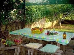 een picknicktafel met een tafel met fruit erop bij Ferienwohnung für 5 Personen ca 70 qm in Paganico, Toskana Maremma in Paganico